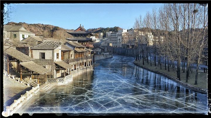 郭保良-12冰上的古北水镇——2018-01-16——冬天的北方很冷，充满了江南水乡风情的古北水镇的河水都成了冰，但显示出来的却是另一种水乡风情.jpg